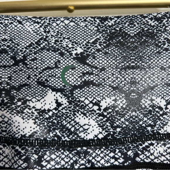 Zyia Size 6-8 Cobra Metallic Pocket Light n Tight Hi-Rise Capri 20” - Picture 5 of 6